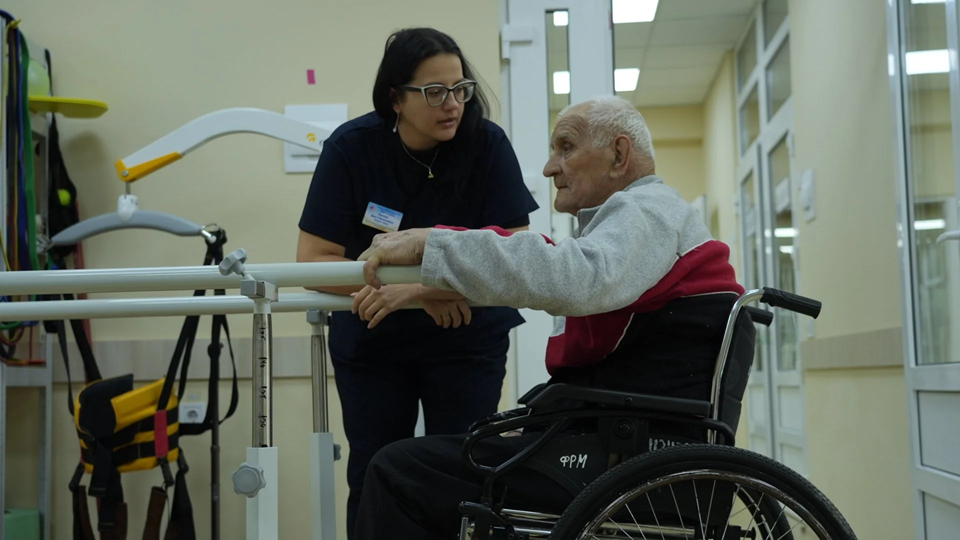 A rehabilitation professional provides training to an internally displaced person in Ukraine. Photo: WHO Ukraine